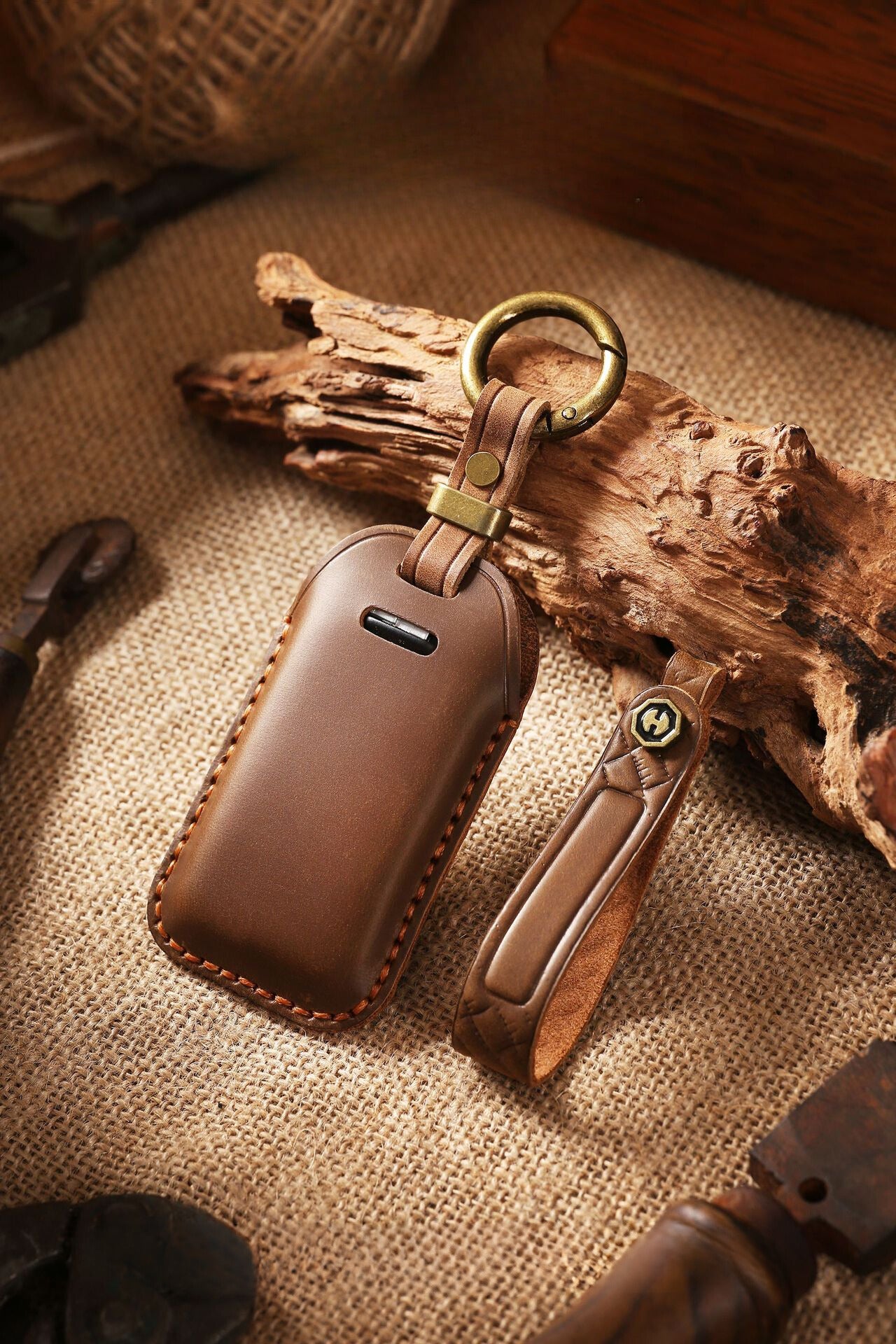 [Volvo] The new retro key cover is suitable for the old Volvo leather handmade car key case case chain