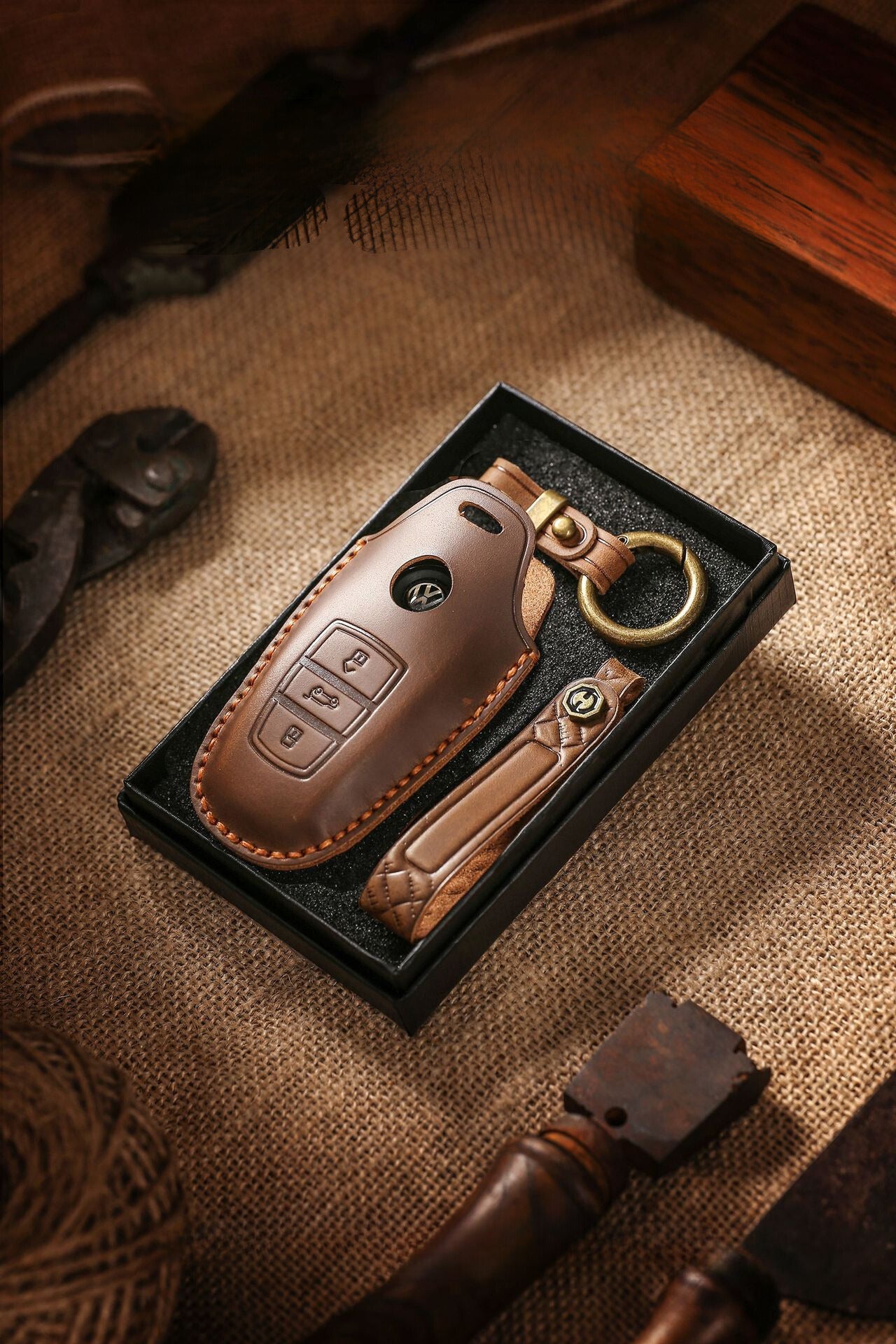 [Volkswagen] The new retro key cover is suitable for the Volkswagen old Touareg pure hand-stitched leather special key case clasp