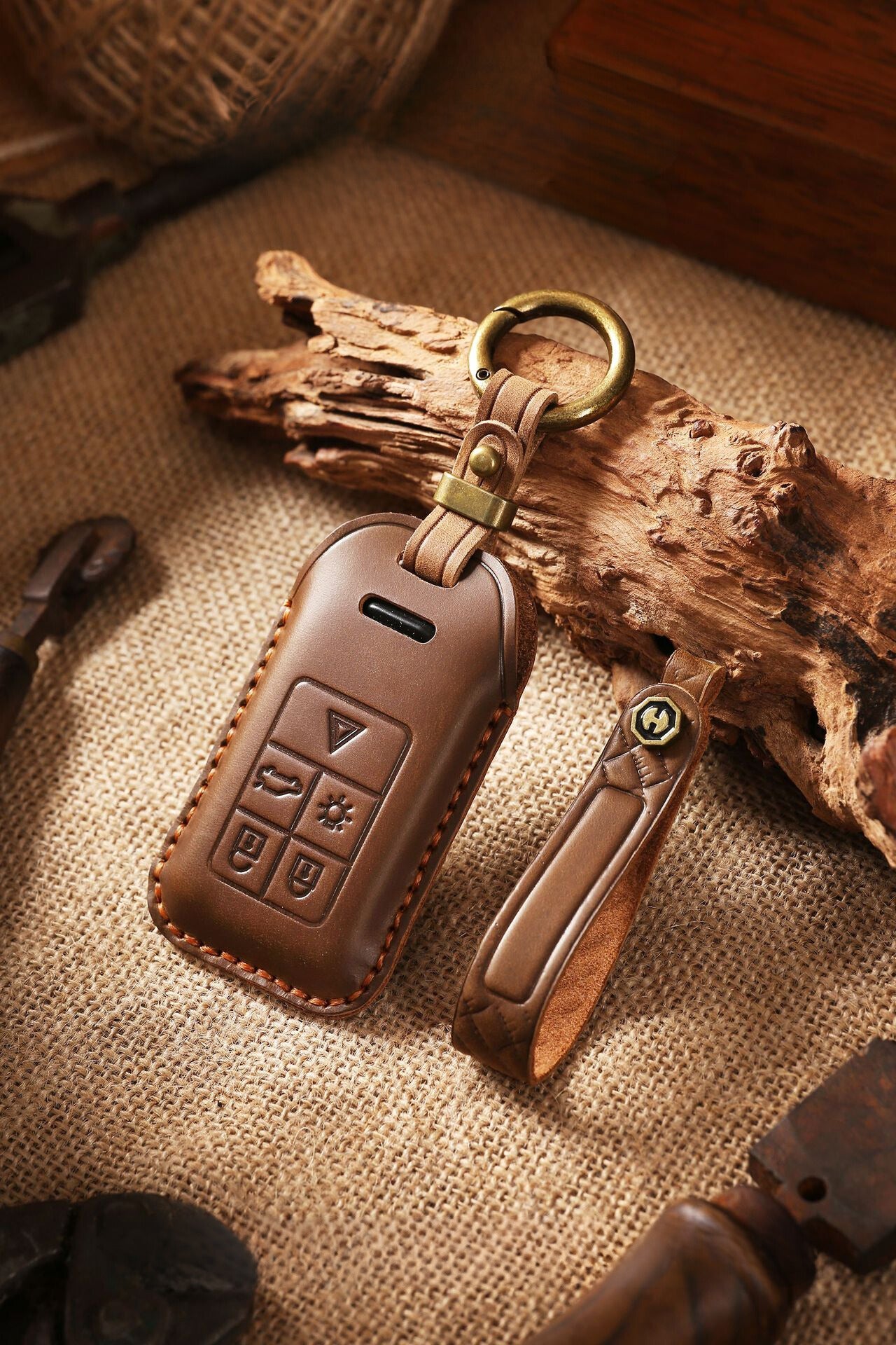 [Volvo] The new retro key cover is suitable for the old Volvo leather handmade car key case case chain