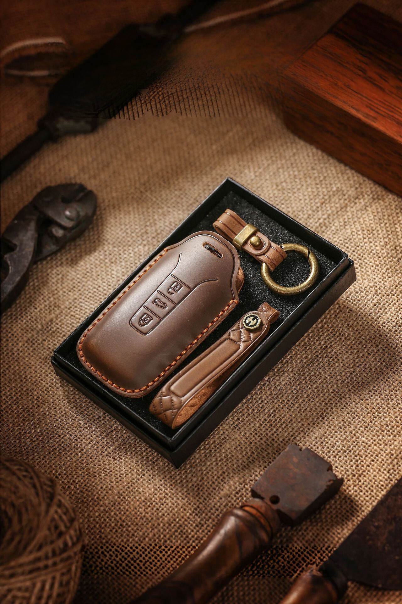 [Volkswagen] The new retro key case is suitable for the new Volkswagen Touareg pure hand-stitched leather special key case clasp